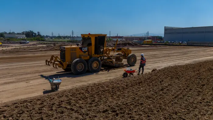 Motoniveladora nivelando terreno